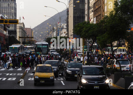 Lima, Peru - 18. Juni 2015: Die Weltgesundheitsorganisation nannte Lima, eine Stadt von über neun Millionen, mit der schlimmsten Luftverschmutzung aller lateinischen Amer Stockfoto