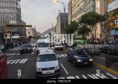 Lima, Peru - 18. Juni 2015: Die Weltgesundheitsorganisation nannte Lima, eine Stadt von über neun Millionen, mit der schlimmsten Luftverschmutzung aller lateinischen Amer Stockfoto