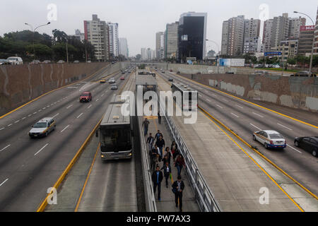 Lima, Peru - 18. Juni 2015: Die Weltgesundheitsorganisation nannte Lima, eine Stadt von über neun Millionen, mit der schlimmsten Luftverschmutzung aller lateinischen Amer Stockfoto