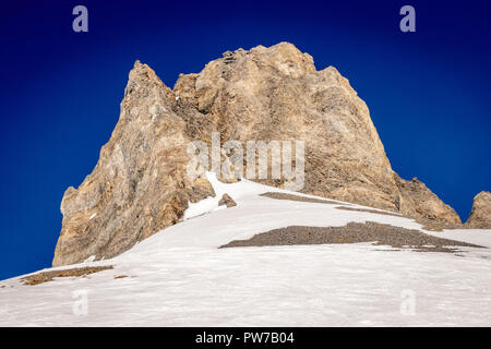 Skifahrer zu Fuß zu den Aiguille percee in die Skigebiete Espace Killy Tignes und Val D'Isere. Espace Killy ist ein Name, ein Skigebiet in der Ta gegeben Stockfoto