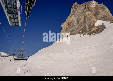 Skifahrer zu Fuß zu den Aiguille percee in die Skigebiete Espace Killy Tignes und Val D'Isere. Espace Killy ist ein Name, ein Skigebiet in der Ta gegeben Stockfoto