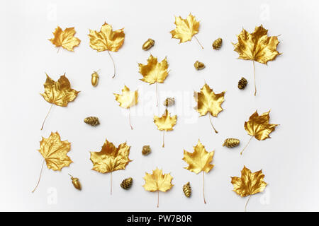 Herbst Komposition. Muster aus Herbst goldene Blätter auf hellen Hintergrund. Flach. Stockfoto