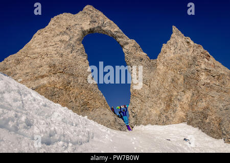 Skifahrer zu Fuß zu den Aiguille percee in die Skigebiete Espace Killy Tignes und Val D'Isere. Espace Killy ist ein Name, ein Skigebiet in der Ta gegeben Stockfoto