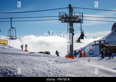 Skifahrer zu Fuß zu den Aiguille percee in die Skigebiete Espace Killy Tignes und Val D'Isere. Espace Killy ist ein Name, ein Skigebiet in der Ta gegeben Stockfoto