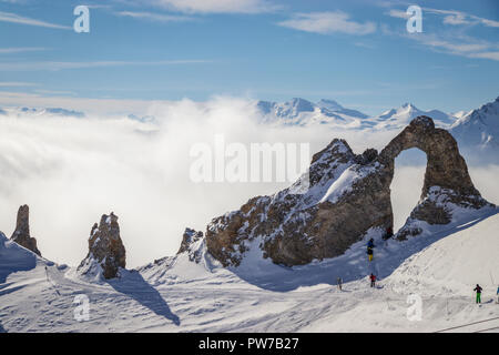 Skifahrer zu Fuß zu den Aiguille percee in die Skigebiete Espace Killy Tignes und Val D'Isere. Espace Killy ist ein Name, ein Skigebiet in der Ta gegeben Stockfoto