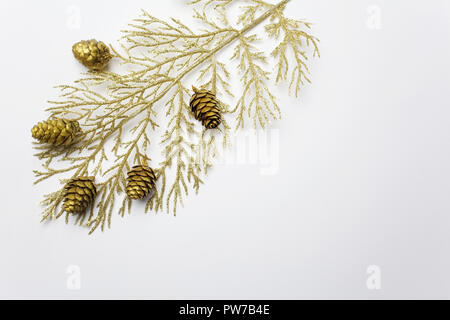 Weihnachten Zusammensetzung mit goldenen Zweig. Flach, Ansicht von oben, kopieren. Stockfoto