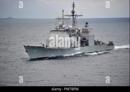 181011-N-WS 915-0005 GEWÄSSER VOR DER KOREANISCHEN HALBINSEL (Okt. 2010) 11, 2018) Die Ticonderoga-Klasse cruiser USS Chancellorsville (CG62) parow Neben den Vorwärts - bereitgestellt Flugzeugträger USS Ronald Reagan (CVN 76) vor einer Revue passieren als Teil der Republik Korea International Fleet Review (IFR) 2018. IFR 2018 wird gehostet von Marine der Republik Korea zu helfen, gegenseitiges Vertrauen und Vertrauen mit marinen aus der ganzen Welt zu verbessern. Ronald Reagan ist Vorwärts - in die USA 7 Flotte Bereich für Maßnahmen zur Erhöhung der Sicherheit und Stabilität in der indopazifischen Region bereitgestellt. (U.S. Marine Foto von Masse C Stockfoto