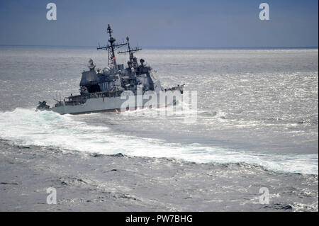 181011-N-WS 915-0010 GEWÄSSER VOR DER KOREANISCHEN HALBINSEL (Okt. 2010) 11, 2018) Die Ticonderoga-Klasse geführte-missile Cruiser USS Chancellorsville (CG62) führt eine hohe Drehzahl, um neben den Vorwärts - bereitgestellt Flugzeugträger USS Ronald Reagan (CVN 76) vor einer Revue passieren als Teil der Republik Korea (ROK) International Fleet Review (IFR) 2018. IFR 2018 wird gehostet von Marine der Republik Korea zu helfen, gegenseitiges Vertrauen und Vertrauen mit marinen aus der ganzen Welt zu verbessern. Ronald Reagan ist Vorwärts - in die USA 7 Flotte Bereich für Maßnahmen zur Erhöhung der Sicherheit und Stabilität in der Indo-P Stockfoto