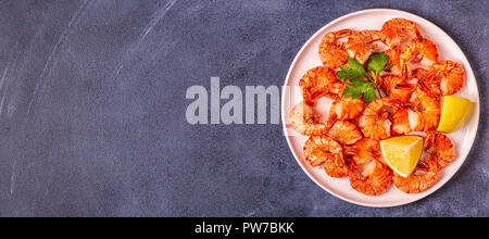 Gegrillte Garnelen mit Zitrone Petersilie und Knoblauch, Ansicht von oben. Stockfoto