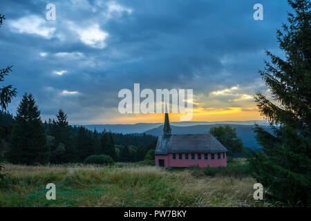 Kleine Kapelle im schwarzen Wald Natur Landschaft bei Sonnenaufgang Stockfoto