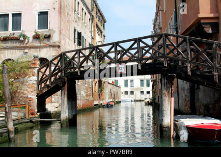 Eine der vielen Holz- und wackeligen Brücken, einem der vielen Kanäle in der italienischen Stadt Venedig. Stockfoto