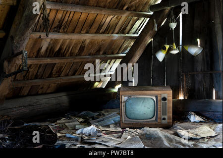 15. September 2014. Eine alte schwarz-weiß Fernseher in einem Dachboden eines verlassenen Hauses in Skrunda, Lettland gespeichert. Stockfoto