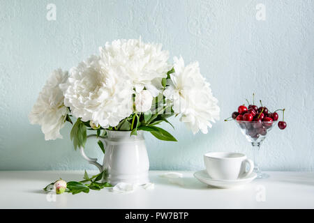 Teller von Kirsche und Blumenstrauß Stockfoto