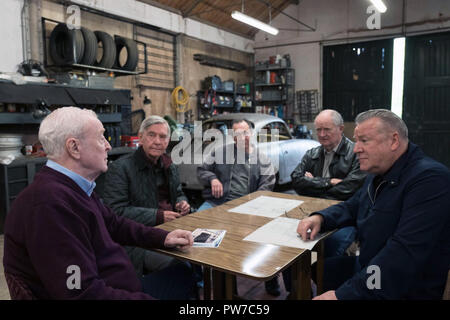 König der Diebe, ist ein 2018 British Crime Film auf der Hatton Garden safe Einbruch von 2015 basiert. Unter der Regie von James Marsh, der Film stars Michael Caine, Tom Courtenay, Michael Gambon, Charlie Cox, Jim Broadbent, Paul Whitehouse und Ray Winstone. Dieses Foto ist nur für den redaktionellen Gebrauch bestimmt und unterliegen dem Copyright der Film Company und/oder der Fotograf durch den Film oder die Produktion Firma zugewiesen und kann nur reproduziert durch Veröffentlichungen im Zusammenhang mit der Förderung der oben genannten Film. Eine obligatorische Gutschrift auf dem Film Firma ist erforderlich. Der Fotograf sollte auch angerechnet werden, wenn Kno Stockfoto