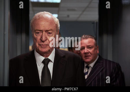 König der Diebe, ist ein 2018 British Crime Film auf der Hatton Garden safe Einbruch von 2015 basiert. Unter der Regie von James Marsh, der Film stars Michael Caine, Tom Courtenay, Michael Gambon, Charlie Cox, Jim Broadbent, Paul Whitehouse und Ray Winstone. Dieses Foto ist nur für den redaktionellen Gebrauch bestimmt und unterliegen dem Copyright der Film Company und/oder der Fotograf durch den Film oder die Produktion Firma zugewiesen und kann nur reproduziert durch Veröffentlichungen im Zusammenhang mit der Förderung der oben genannten Film. Eine obligatorische Gutschrift auf dem Film Firma ist erforderlich. Der Fotograf sollte auch angerechnet werden, wenn Kno Stockfoto