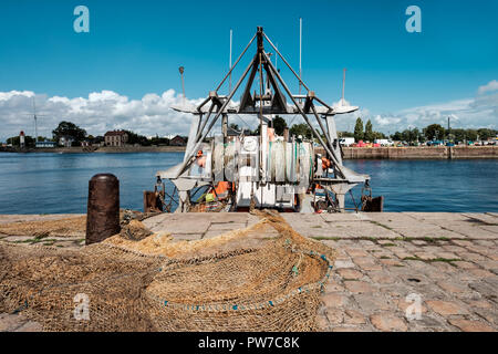 Nahaufnahme der Fischernetze und Fischerboot im Hafen Stockfoto