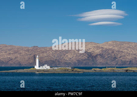 Blick auf den alten Eilean Musdile Leuchtturm in Schottland, mit Mittelgebirgslandschaft im Hintergrund, Donnerstag, 12. April 2018, Schottland. Stockfoto