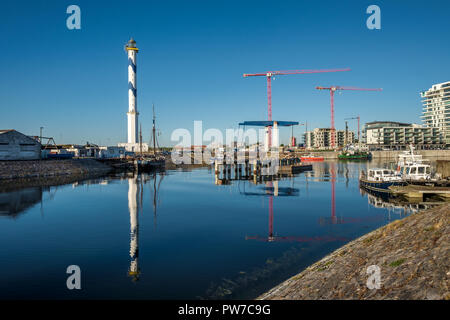 Der alte Leuchtturm von Ostende als "Lange Nelle', in einem kommerziellen Dock, Donnerstag, den 2. August 2018, Ostende, Belgien wider bekannt Stockfoto