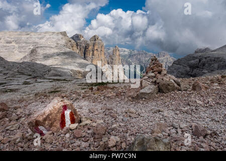 Rote und weiße wandern Marker mit spektakulären Gipfel der Dolomiten im Hintergrund, Stockfoto