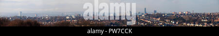 Leeds Skyline Panorama von Primrose Valley Park in Leeds, West Yorkshire. Stockfoto