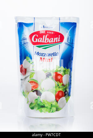 LONDON, Großbritannien - 05 Oktober, 2018: Pack von Calbani Mozzarella mini auf weißem Hintergrund. Stockfoto