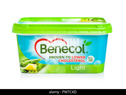 LONDON, Großbritannien - 05 Oktober, 2018: Benecol Licht senken Cholesterin Butter auf weißem Hintergrund mit Reflexion. Stockfoto