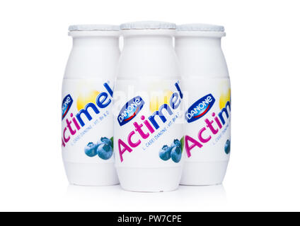 LONDON, Großbritannien - 05 Oktober, 2018: Flaschen Actimel probiotischer Joghurt Art Drink mit Heidelbeeren Geschmack. Von dem französischen Unternehmen Danone produziert Stockfoto