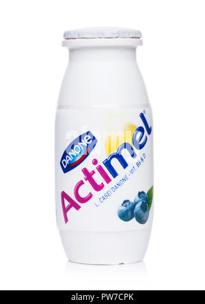 LONDON, Großbritannien - 05 Oktober, 2018: Flasche Actimel probiotischer Joghurt Art Drink mit Heidelbeeren Geschmack. Von dem französischen Unternehmen Danone produziert Stockfoto