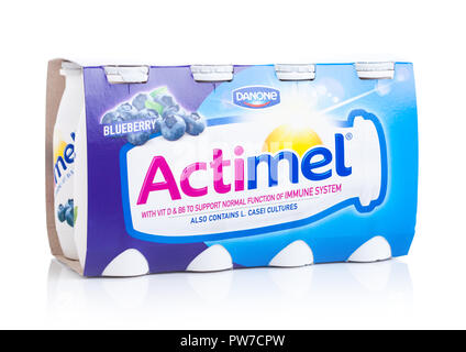 LONDON, Großbritannien - 05 Oktober, 2018: Pack von Actimel probiotischer Joghurt Art Drink mit Heidelbeeren Geschmack. Von dem französischen Unternehmen Danone produziert Stockfoto