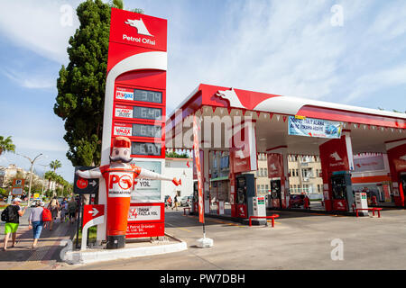 ANTALYA/TÜRKEI - SEPTEMBER 30,2018: Petrol Ofisi Tankstelle. Petrol Ofisi ist ein Türkischer Kraftstoff Produkte Vertrieb und Schmiermittel. Stockfoto