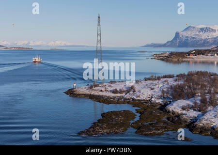 Ein Boot geht ein Leuchtturm in Tjeldsundet Strait, trennt das Festland von Norwegen aus Hinnoya Insel Stockfoto