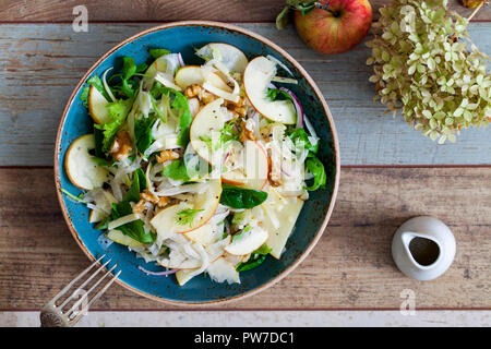 Apple und Fenchel Salat mit Walnüssen und Grüns Stockfoto