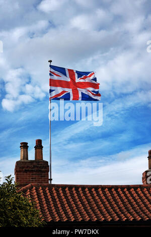 Starker Wind macht einen Union Jack Flagge ganz in die Horizontale Stockfoto