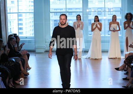 NEW YORK, NY - 13. April: Designer Justin Alexander Spaziergänge der Start- und Landebahn für den Justin Alexander Frühjahr 2019 Bridal Fashion Show am 13. April 2018 in neuen Stockfoto