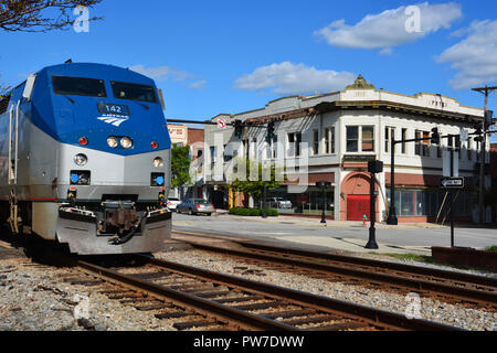 Die Amtrack Carolinian / Piemont Pässe durch die Innenstadt von Rocky Mount, North Carolina auf dem Weg nach Charlotte. Stockfoto