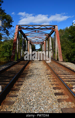 Sie suchen die Tracks mit Stahl Gestellbrücke über die Tar River in Rocky Mount, North Carolina. Stockfoto