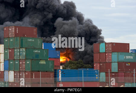 Feuerball einer Explosion in einem Westen Footscray Fabrik Feuer von hinter dem Container gesehen. Melbourne, Victoria, Australien, 30. August 2018. Stockfoto