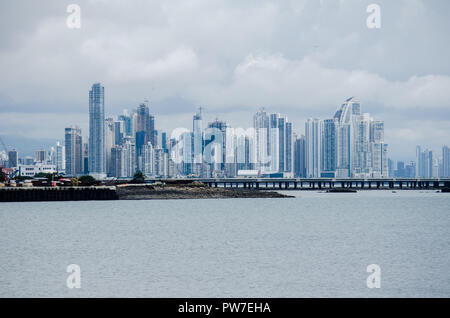 Panama City Skyline von der Causeway in Amador, Panama 2018 gesehen
