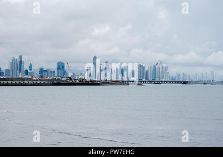 Panama City Skyline von der Causeway in Amador, Panama 2018 gesehen Stockfoto