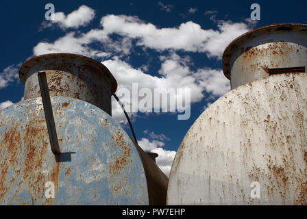 Zwei alte verrostete Panzer mit verwitterten Textur gegen einen Dramatischen blauen Himmel. Stockfoto