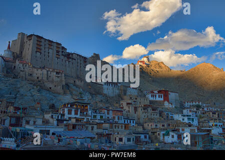 Namgyal Tsemo Kloster bei Sonnenuntergang, mit Leh Palast unten, Leh, Ladakh, Indien Stockfoto