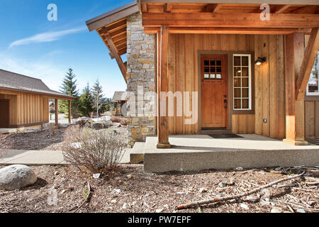 Holz außen mit überdachte Veranda im Wohngebiet. Northwest, USA Stockfoto