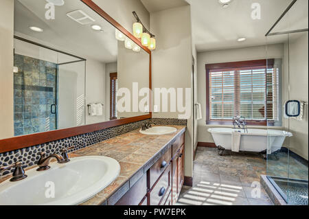 Master Badezimmer mit Doppelwaschbecken, Dusche und eine freistehende clawfoot Badewanne. Northwest, USA Stockfoto