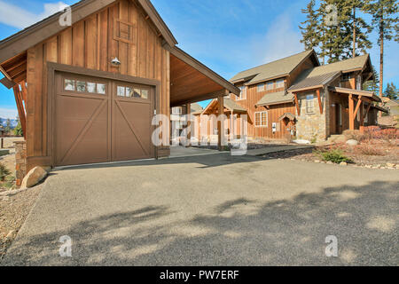 Holz außen mit freistehende Garage im Wohngebiet. Northwest, USA Stockfoto