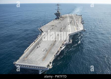 Atlantischer Ozean (Sept. 21, 2017) Segler bereiten Sie sich in einem 5k laufen, Förderung der Suizidprävention und Bewusstsein auf dem Flugdeck an Bord der USS Harry S. Truman (CVN 75) teilzunehmen. Truman ist derzeit in Vorbereitung für den künftigen Betrieb. Stockfoto