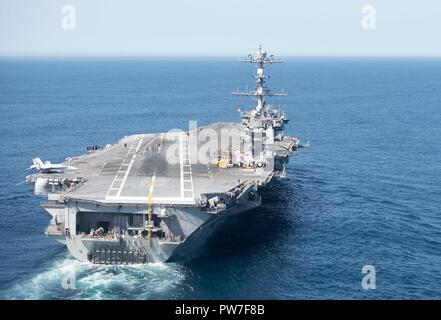 Atlantischer Ozean (Sept. 21, 2017) Segler bereiten Sie sich in einem 5k laufen, Förderung der Suizidprävention und Bewusstsein auf dem Flugdeck an Bord der USS Harry S. Truman (CVN 75) teilzunehmen. Truman ist derzeit in Vorbereitung für den künftigen Betrieb. Stockfoto