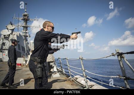 WESTERN PACIFIC (Sept. 19, 2017) von Gunner Mate 3. Klasse Tschad Richards, Front, der Arleigh-burke-Klasse geführte Anti-raketen-Zerstörer USS Chafee (DDG90), und von der Aurora, Ohio, Praktiken feuerte. 9-mm-Pistole. Chafee ist Teil der US-amerikanischen 3 Flotte und U.S. Naval Surface Kräfte, die derzeit in den USA 7 Flotte Verantwortungsbereich routinemäßig geplanten Einsatz bereitgestellt. Die Kräfte der beiden Flotten ergänzen sich über das gesamte Spektrum der militärischen Operationen im Pazifik. Stockfoto