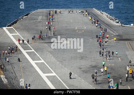 Atlantischer Ozean (Sept. 21, 2017) Segler bereiten Sie sich in einem 5k laufen, Förderung der Suizidprävention und Bewusstsein auf dem Flugdeck an Bord der USS Harry S. Truman (CVN 75) teilzunehmen. Truman ist derzeit in Vorbereitung für den künftigen Betrieb. Stockfoto