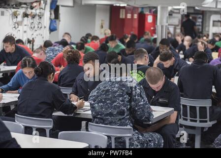 Atlantischer Ozean (Sept. 21, 2017) Segler nehmen die Marine-weite E-4 Förderung Prüfung auf dem Achterdeck Chaos Decks an Bord der USS Harry S. Truman (CVN 75). Harry S. Truman ist derzeit in Vorbereitung für den künftigen Betrieb. Stockfoto