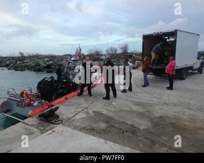 Die Crew der Coast Guard Cutter Donald Horsley liefert Nahrung und Wasser von FEMA auf die Insel Vieques, Puerto Rico, Sept. 22, 2017. Die Besatzung Entladen 750 Liter Mineralwasser und 1.440 Mahlzeiten. Stockfoto